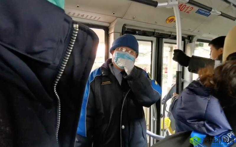 公交车上售票员用 b 验票免费:乘客质疑合理性
